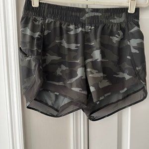 Athleta Printed Mesh Racer Run Shorts Green Camo/Small